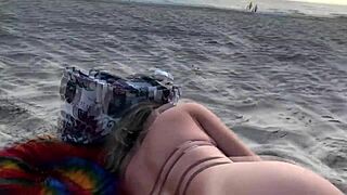 熟女海滩公开屁股猛干围观震惊