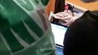 好哥们用满嘴精液膜拜我的鸡巴