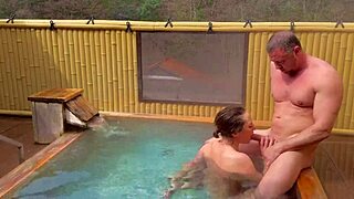 我爱在异国温泉浴池里狂野做爱