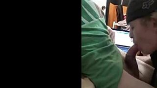 好哥们用满嘴精液膜拜我的鸡巴