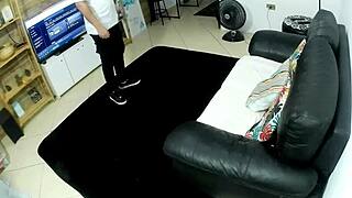 嘿，坏女仆，想要更多打屁股和射在脸上吗？