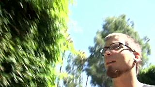 棕发妈妈用力舔舐和操一个男孩！🔥