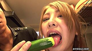 blonde housewife mariru amamiya bangs a veggie in her hairy slit 😲