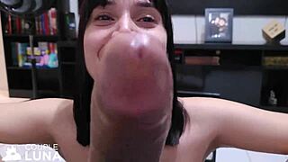 CASADA NOVINHA CHUPANDO PAU GRANDE PRA TOMAR NO CUZINHO