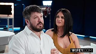 老婆在丈夫观看时被双插 Sienna Rae