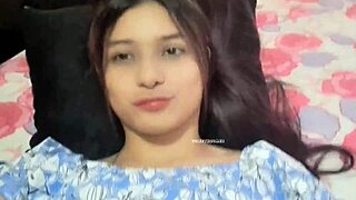 Colombian star Yulieth Gomez plays with friend’s dildo on bed