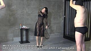 日本女主人Sara提供裸体手淫，爆炸射精