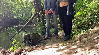 哇！岳母手撸大屌太销魂了你敢信她撸这么猛