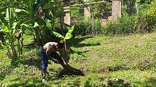 La patrona de la finca se folla un obrero que sale de la piscina desnudo 😏