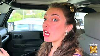 发现朋友妈妈一个人，后入式！