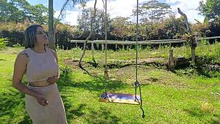 La patrona de la finca se folla un obrero que sale de la piscina desnudo 😏