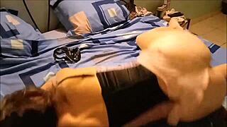 宝贝，想感受我的舌头吗？穿着丝绸内衣热狗式性爱