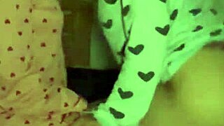 年轻18+女同温柔爱抚变床上猛干