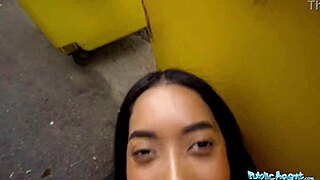 天哪，林达·贝克的大屁股和大奶子在公共口交性爱太不真实了！😍