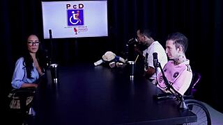 Morena sensualizes in striptease showing big breasts after bisexual confession