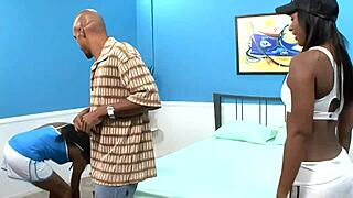 两个黑人熟女床上疯狂三人行