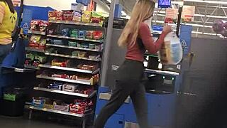 Blonde milf in spandex nice ass 😍