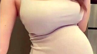 继母炫耀弹性屁股和奶白大奶