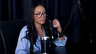 Morena sensualizes in striptease showing big breasts after bisexual confession