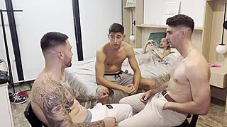 三个朋友群交无助的18+女学生，粗暴肛门双插。她深深吞下大黑鸡巴。