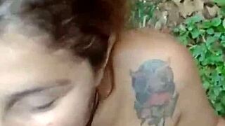 Chupando a rola mucha do guia in the forest! 🌲