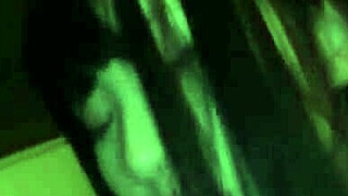 天哪，这个日本美女爱看色情小说，然后在硬核动作中湿透了！