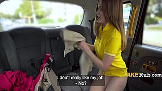 俄罗斯女孩在出租车后座将肛交提升新水平
