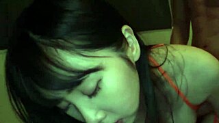 天哪，这个日本美女爱看色情小说，然后在硬核动作中湿透了！