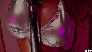 慕桃久礼亚脱光后骚逼被灌满精液