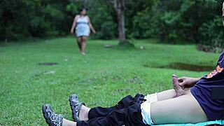 纹身拉丁熟女在公共公园户外手淫我