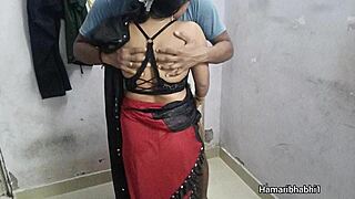 高跟鞋和在森林中行走