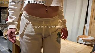 年轻的法国骚货让她的阴户被填满