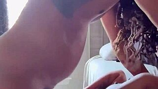 黑人妹怪物鸡巴湿深喉，舔精满地