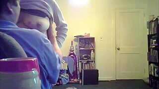 Loris shows her titties in the living room 😍