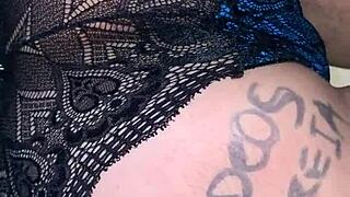 Me intenta meter el dedo en el culito apretado 😏