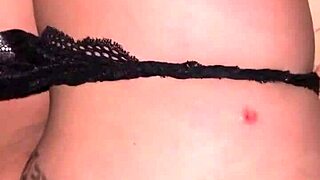 Me intenta meter el dedo en el culito apretado 😏