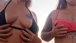 falando sacanagens na praia com amiga safada, quer participar?