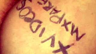 Me intenta meter el dedo en el culito apretado 😏