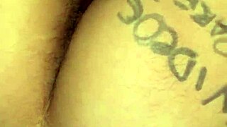 Me intenta meter el dedo en el culito apretado 😏