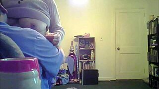 Loris shows her titties in the living room 😍