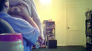 Loris shows her titties in the living room 😍