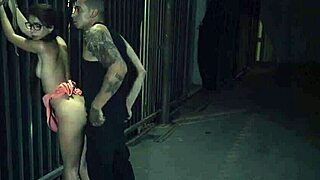 丝袜脚眼镜妹男人最爱追