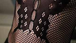 穿渔网袜的火辣熟女看起来性感