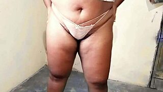 Esposa bbw da bunda grande experimentando as calcinhas fio dental que ganhou do vizinho comedor