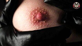 穿渔网袜的火辣熟女看起来性感