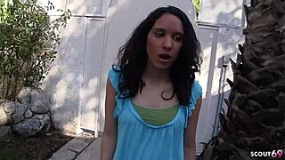 娇小的18+拉丁女孩骗老邻居进行第一次破处性爱？