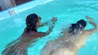 Putaria na piscina com varias novinhas