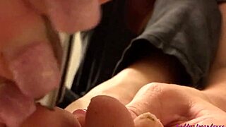 Goddess Amanda gives foot fetish instructions