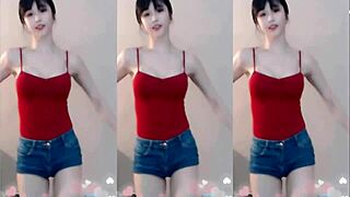 哇！中国女孩用可爱小胸上下弹跳！