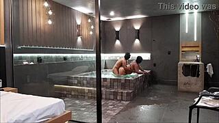 Levei minha amiga no motel de luxo ela adorou e acabou liberando o cuzinho